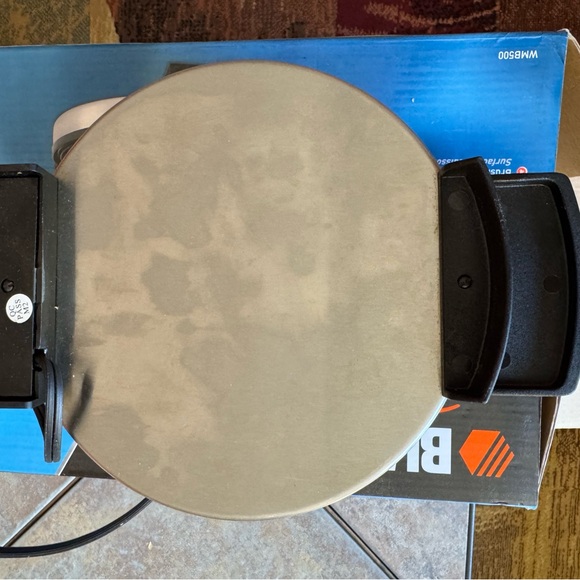 Black & Decker Home Waffle Maker with Brushed Metal Finish - Picture 5 of 5